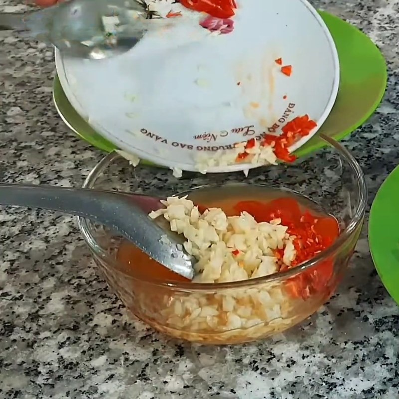 Bước 4 Pha nước trộn nộm giò dưa chuột Nộm giò lụa dưa chuột