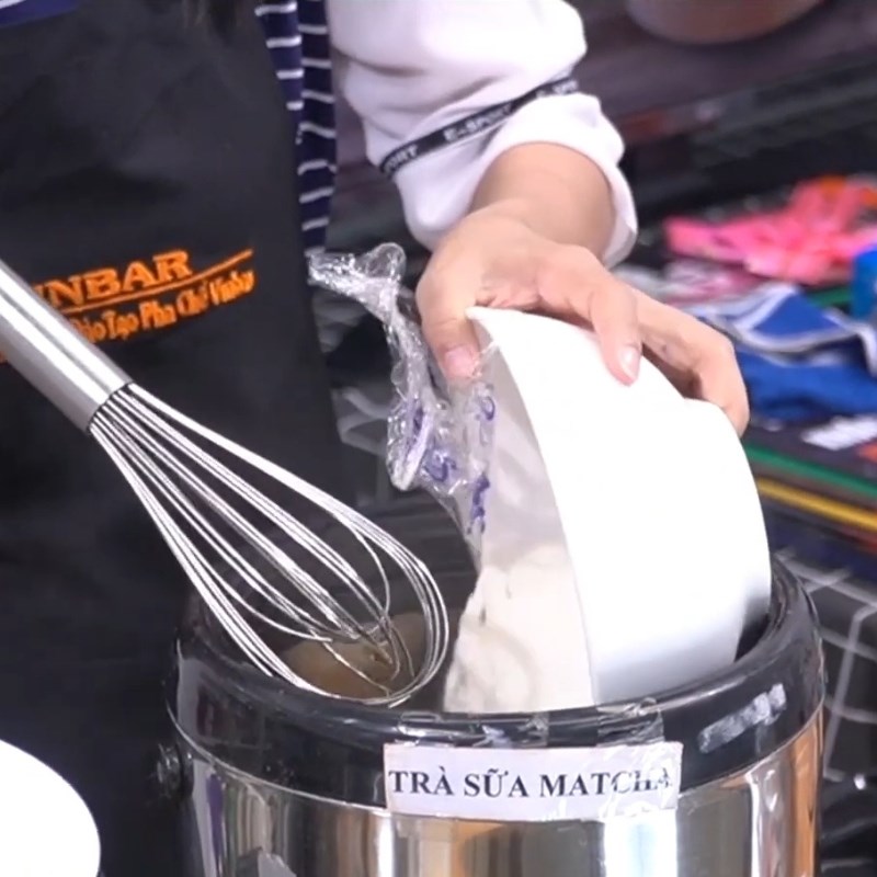 Bước 2 Pha trà sữa nền Trà sữa trứng nướng