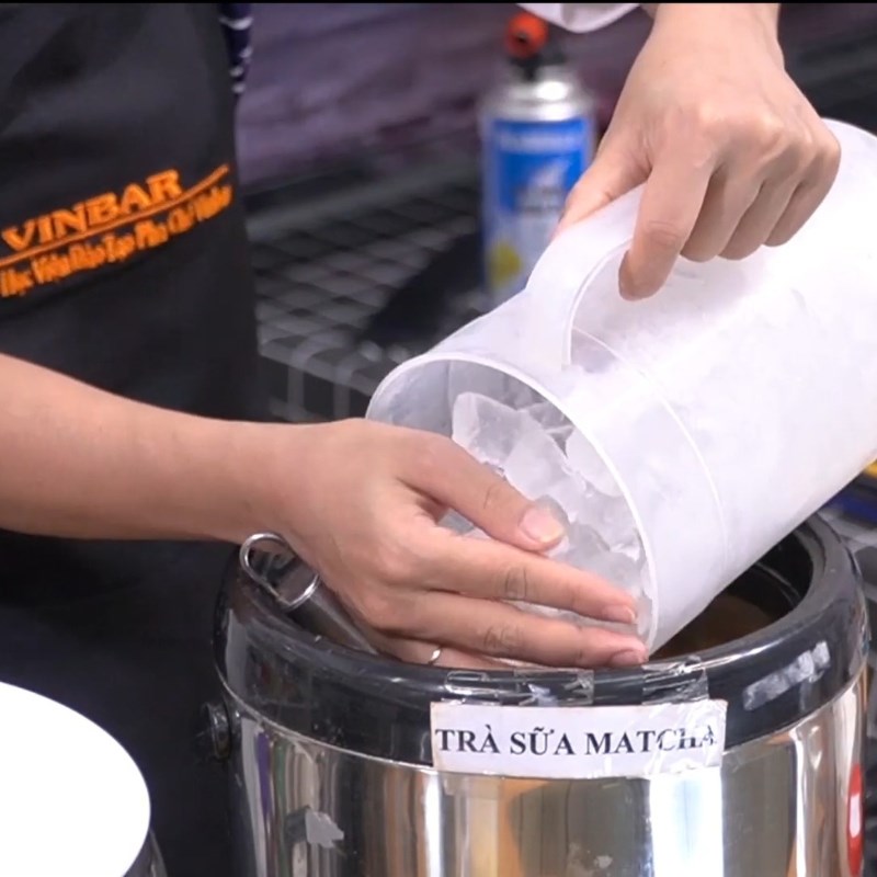 Bước 2 Pha trà sữa nền Trà sữa trứng nướng