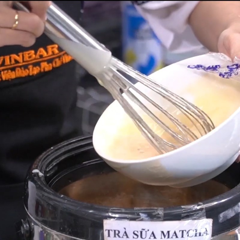 Bước 2 Pha trà sữa nền Trà sữa trứng nướng