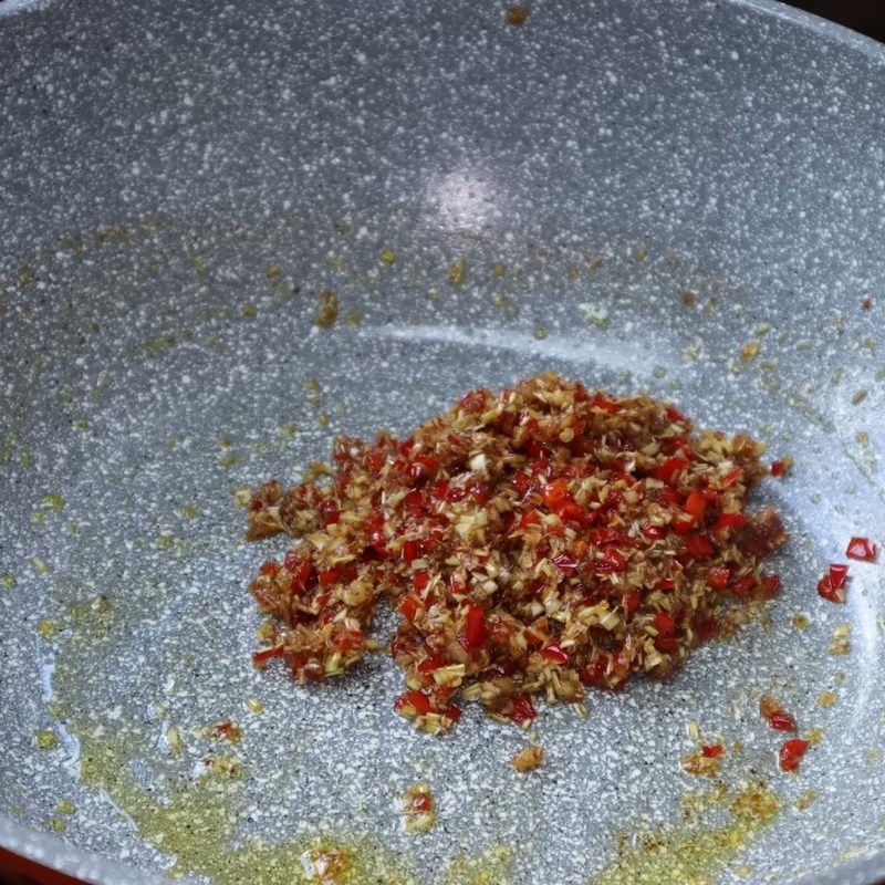 Bước 4 Phi thơm sà ớt và hoàn thiện món ăn Thịt ba chỉ chiên sả ớt