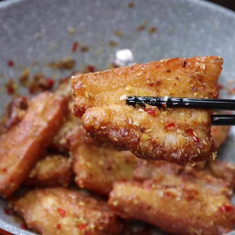 Bước 4 Phi thơm sà ớt và hoàn thiện món ăn Thịt ba chỉ chiên sả ớt