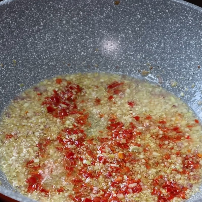 Bước 4 Phi thơm sà ớt và hoàn thiện món ăn Thịt ba chỉ chiên sả ớt