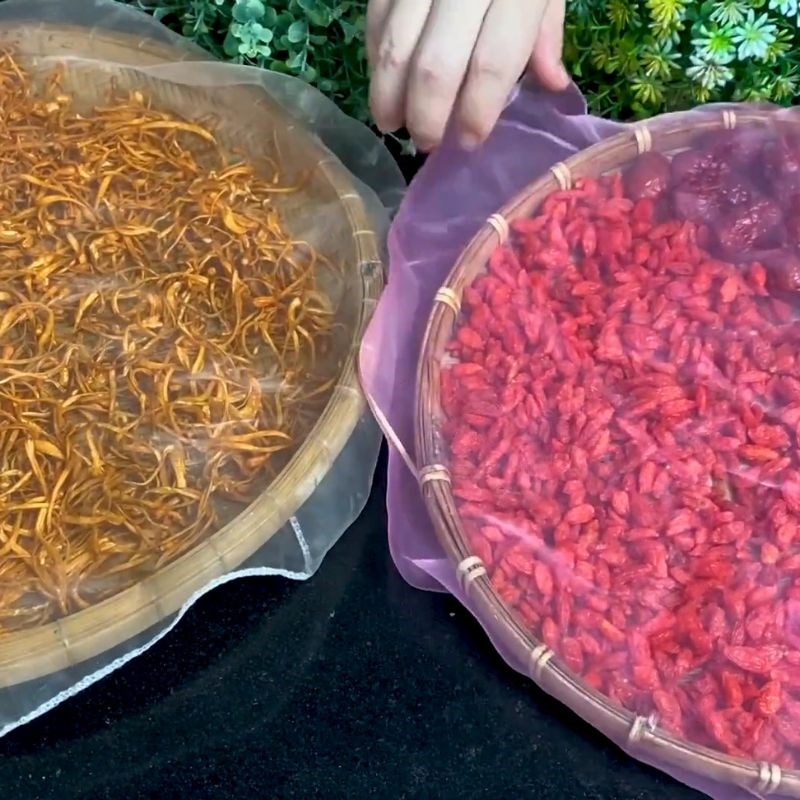 Bước 2 Phơi khô các nguyên liệu Kỷ tử ngâm rượu