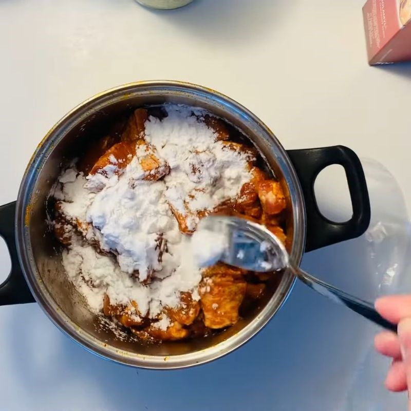 Bước 3 Phủ tinh bột tạo lớp vỏ giòn Ướp sườn non chiên giòn