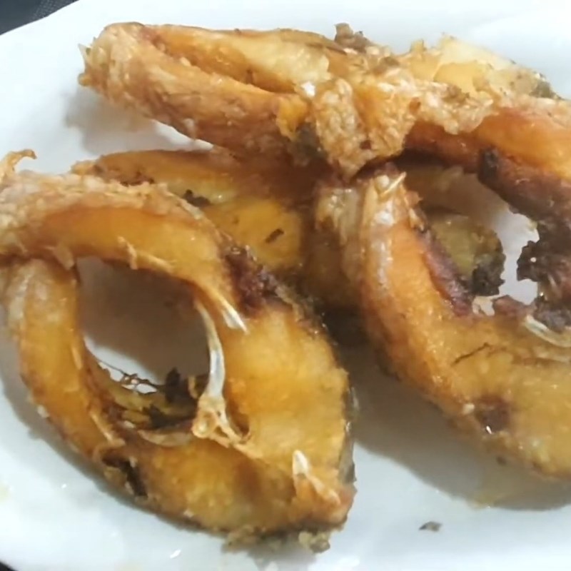 Bước 2 Rán cá chép giòn Cá chép giòn nấu canh chua