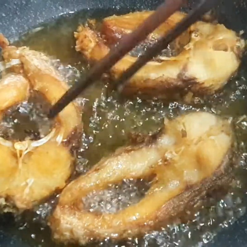 Bước 2 Rán cá chép giòn Cá chép giòn nấu canh chua