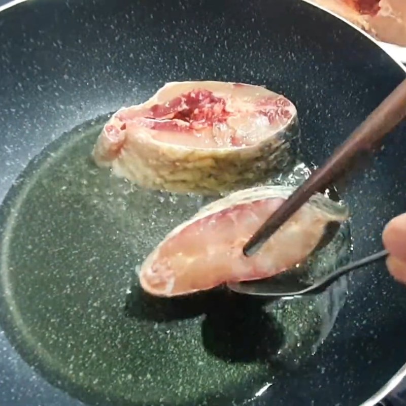 Bước 2 Rán cá chép giòn Cá chép giòn nấu canh chua