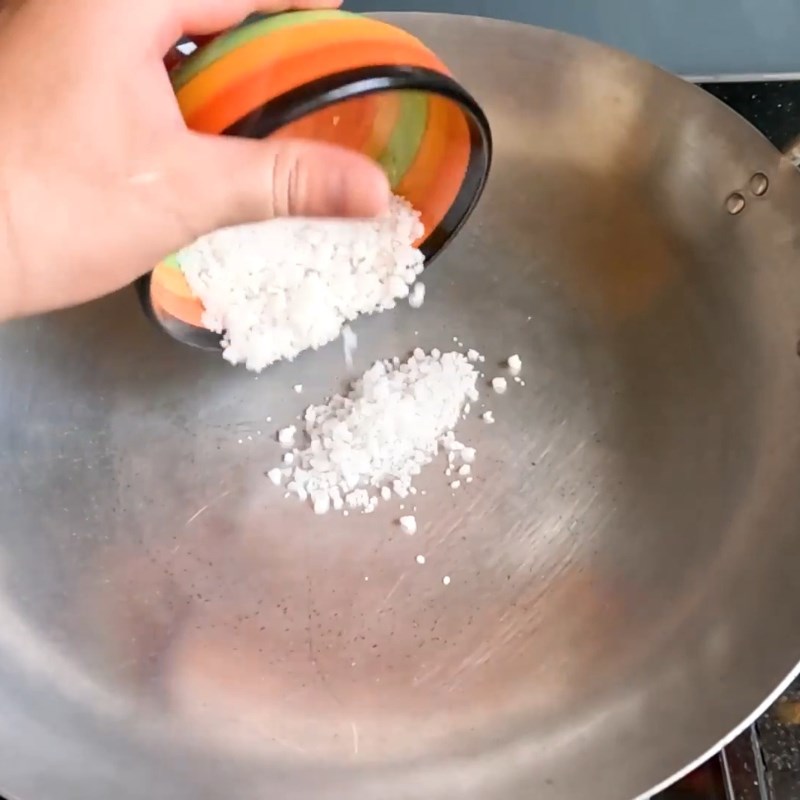 Bước 3 Rang muối hạt và muối tinh Muối tiêu chanh chấm gà