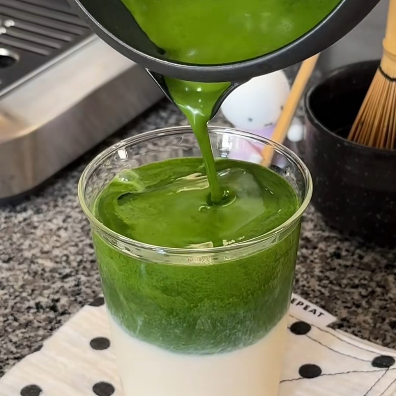Bước 2 Rót ra ly Matcha sữa tươi