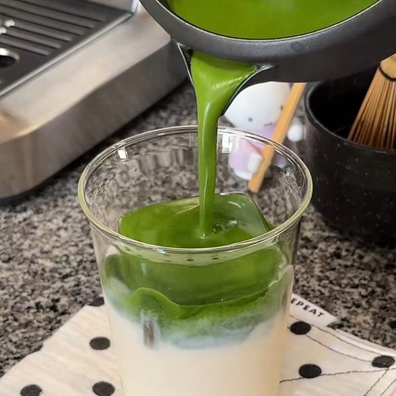 Bước 2 Rót ra ly Matcha sữa tươi