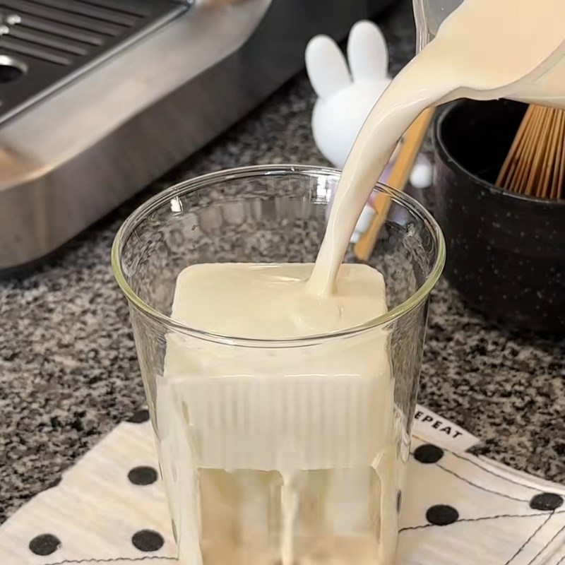 Bước 2 Rót ra ly Matcha sữa tươi