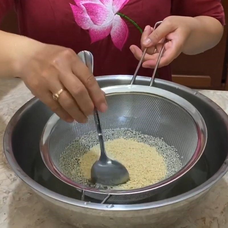 Bước 1 Rửa sạch hạt mè Mè trắng rang