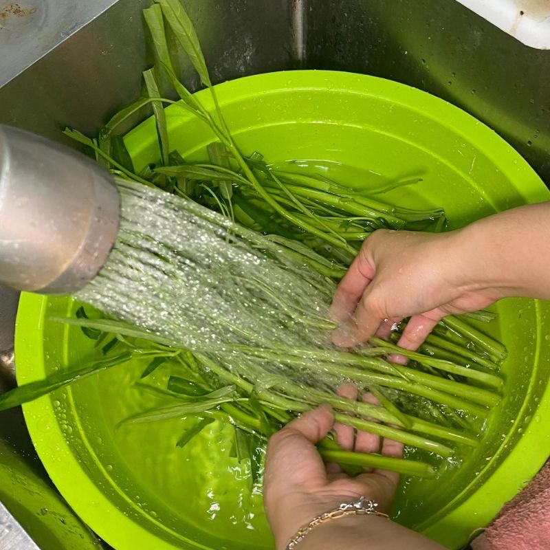 Bước 3 Rửa sạch rau muống để ăn sống Nhặt rau muống cuốn bánh tráng