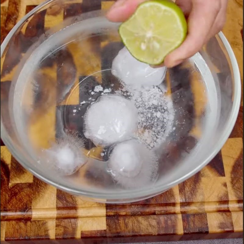 Bước 1 Rửa và ngâm tôm sú sạch sẽ Sơ chế tôm sú