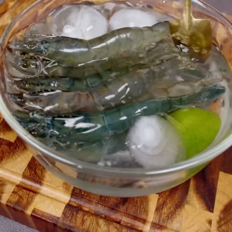 Bước 1 Rửa và ngâm tôm sú sạch sẽ Sơ chế tôm sú