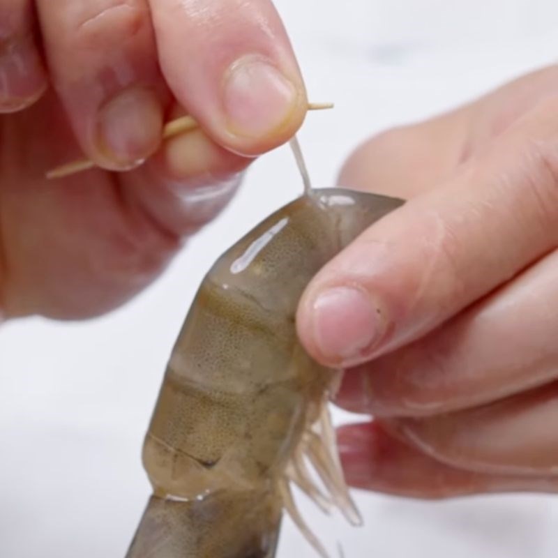 Bước 3 Rút chỉ đen trên lưng tôm đơn giản Sơ chế tôm sú