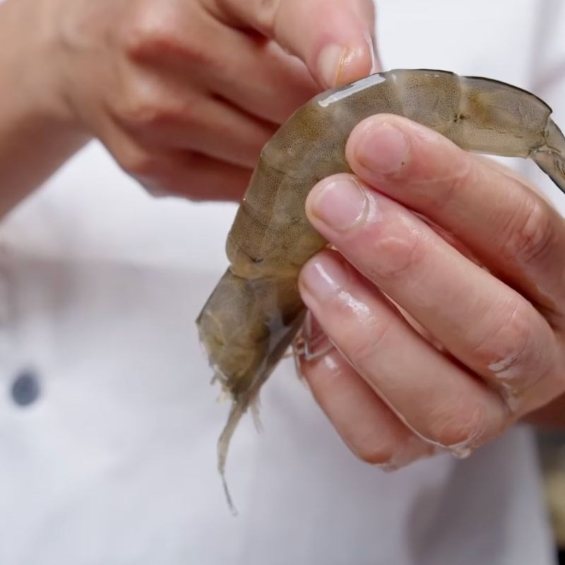 Bước 3 Rút chỉ đen trên lưng tôm đơn giản Sơ chế tôm sú