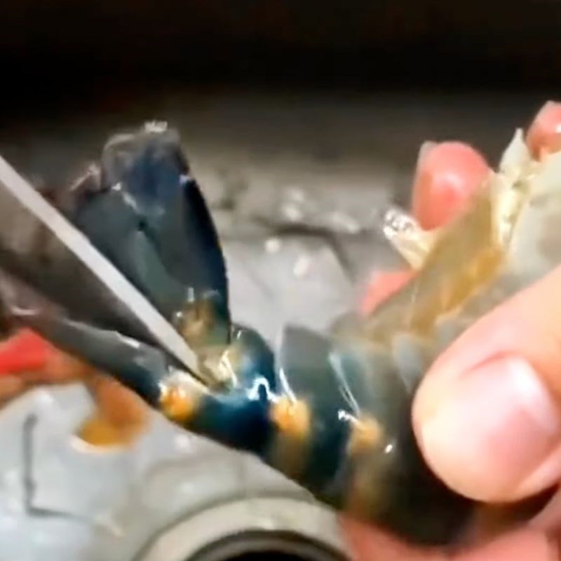 Bước 3 Rút chỉ lưng tôm Sơ chế tôm càng xanh