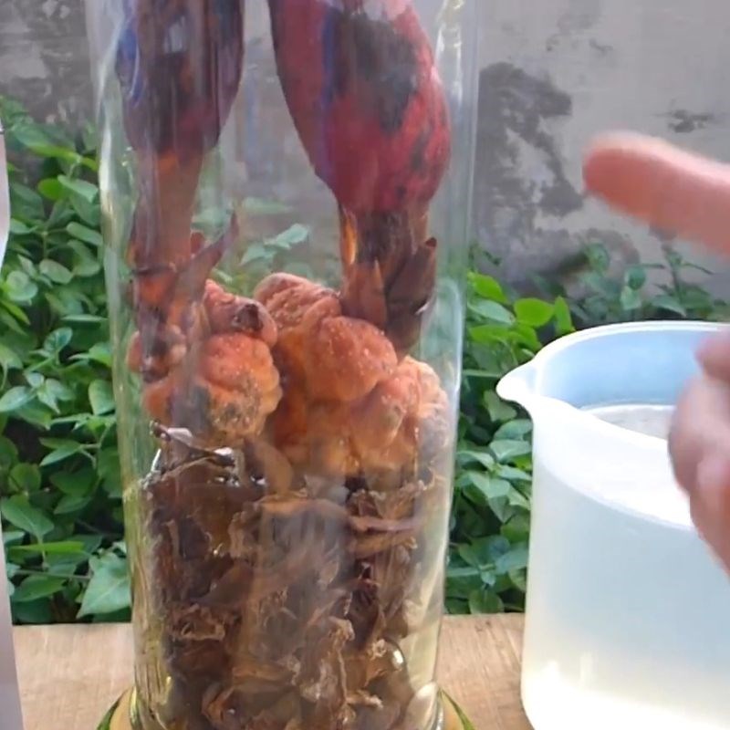 Bước 2 Sắp xếp nguyên liệu vào bình Nấm ngọc cẩu ngâm rượu