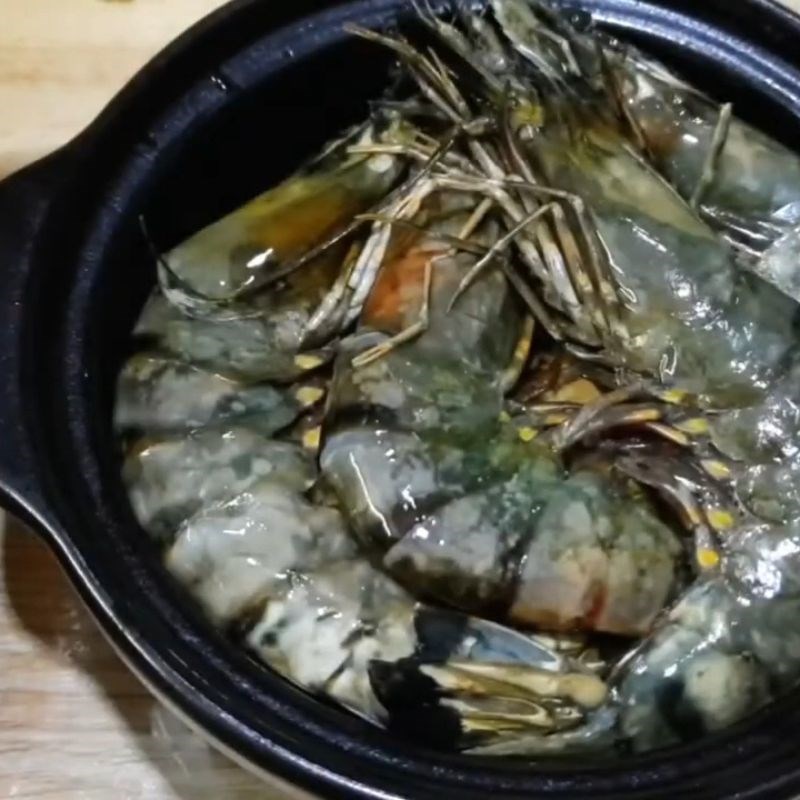 Bước 2 Sắp xếp nguyên liệu vào nồi (tạo lớp nền cho món tôm hấp gừng sả) Tôm hấp sả gừng