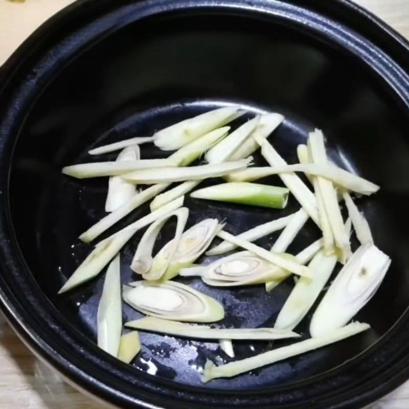 Bước 2 Sắp xếp nguyên liệu vào nồi (tạo lớp nền cho món tôm hấp gừng sả) Tôm hấp sả gừng