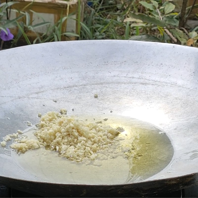 Bước 2 Sên khóm thơm lừng Mắm ruốc xào sả ớt