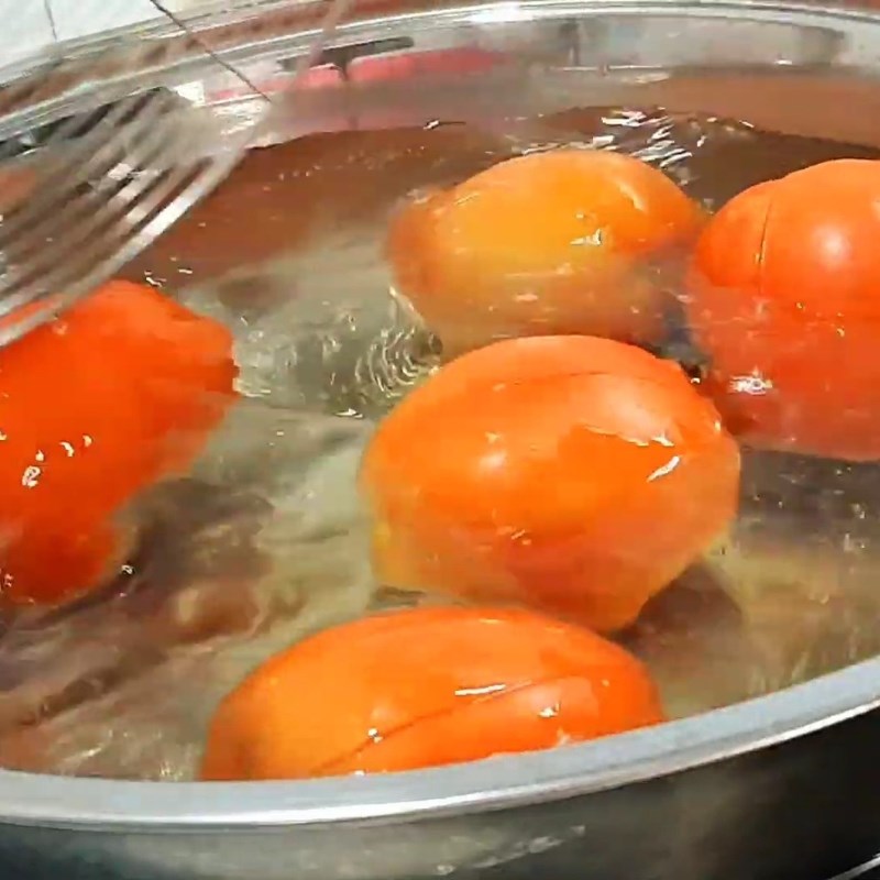 Bước 2 Sơ chế cà chua Trứng sốt cà chua
