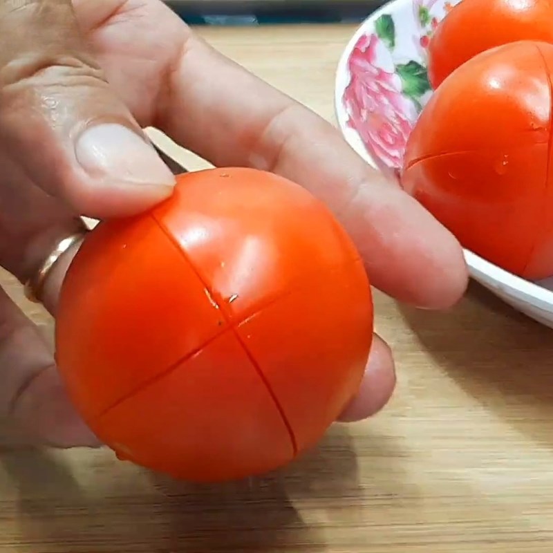 Bước 2 Sơ chế cà chua Trứng sốt cà chua
