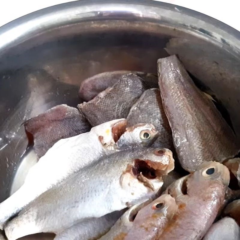 Bước 1 Sơ chế cá đù và khử tanh Khô cá đù một nắng