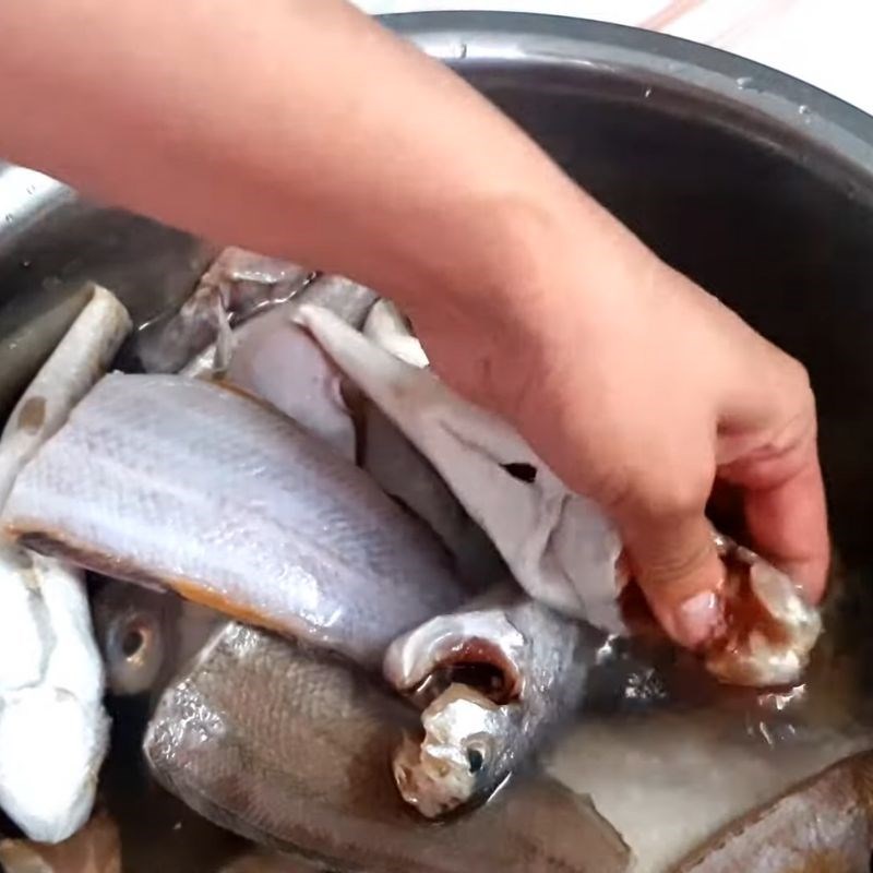 Bước 1 Sơ chế cá đù và khử tanh Khô cá đù một nắng