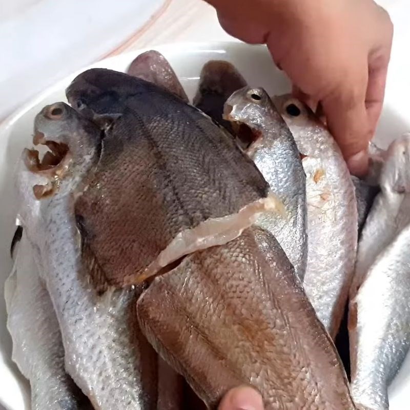 Bước 1 Sơ chế cá đù và khử tanh Khô cá đù một nắng