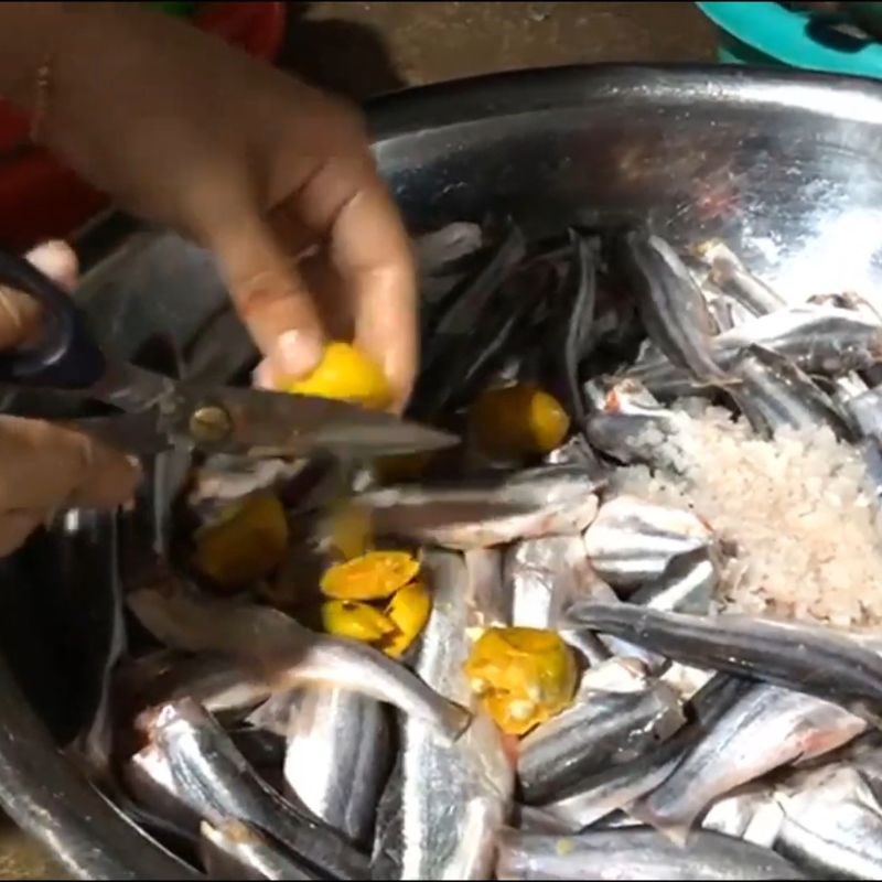 Bước 1 Sơ chế cá dứa tươi ngon Khô cá dứa một nắng