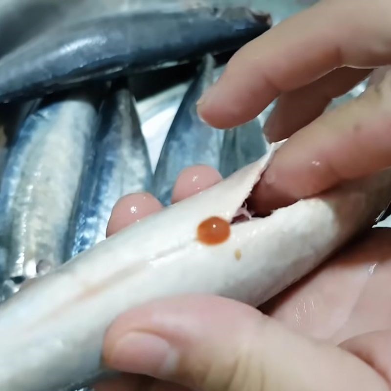 Bước 1 Sơ chế cá nục và khử mùi tanh hiệu quả Ướp cá hấp