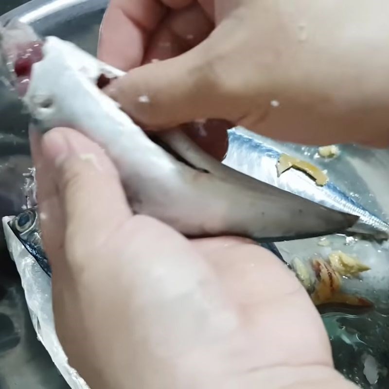 Bước 1 Sơ chế cá nục và khử mùi tanh hiệu quả Ướp cá hấp