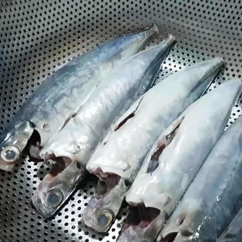 Bước 1 Sơ chế cá nục và khử mùi tanh hiệu quả Ướp cá hấp