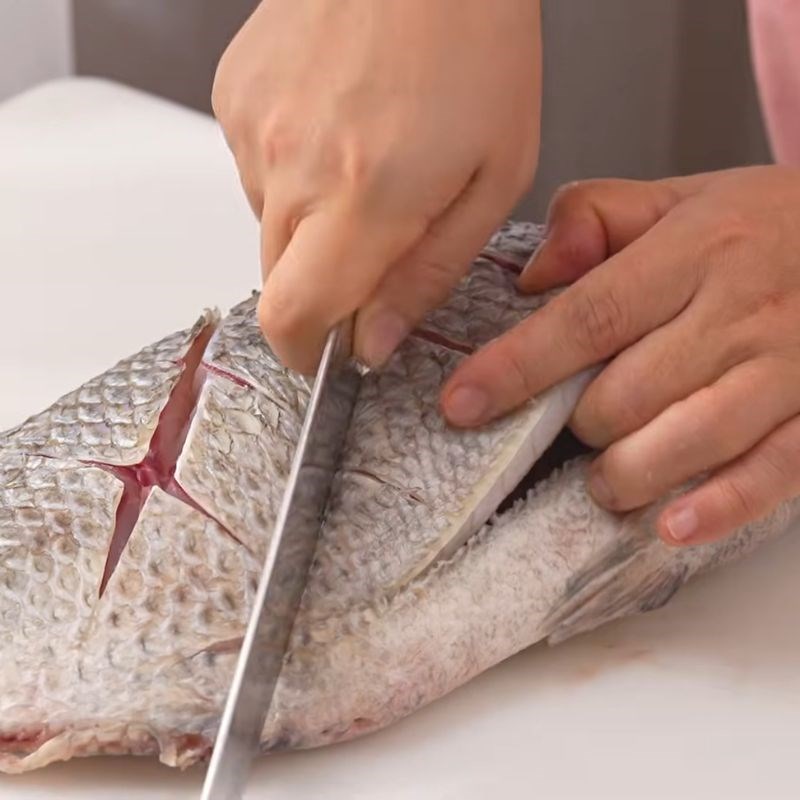 Bước 1 Sơ chế cá sạch sẽ, thơm ngon Ướp cá nướng ngon