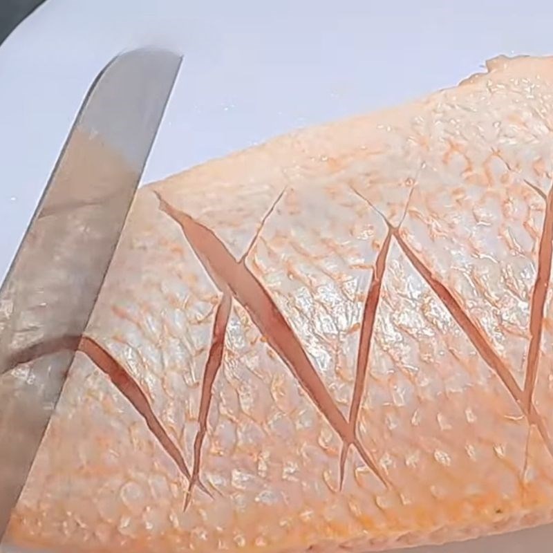 Bước 1 Sơ chế cá và khứa cá để tăng độ giòn Ướp cá chiên giòn