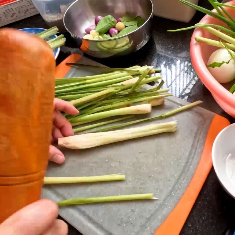 Bước 2 Sơ chế các loại rau thơm và gia vị Gà hấp muối da giòn