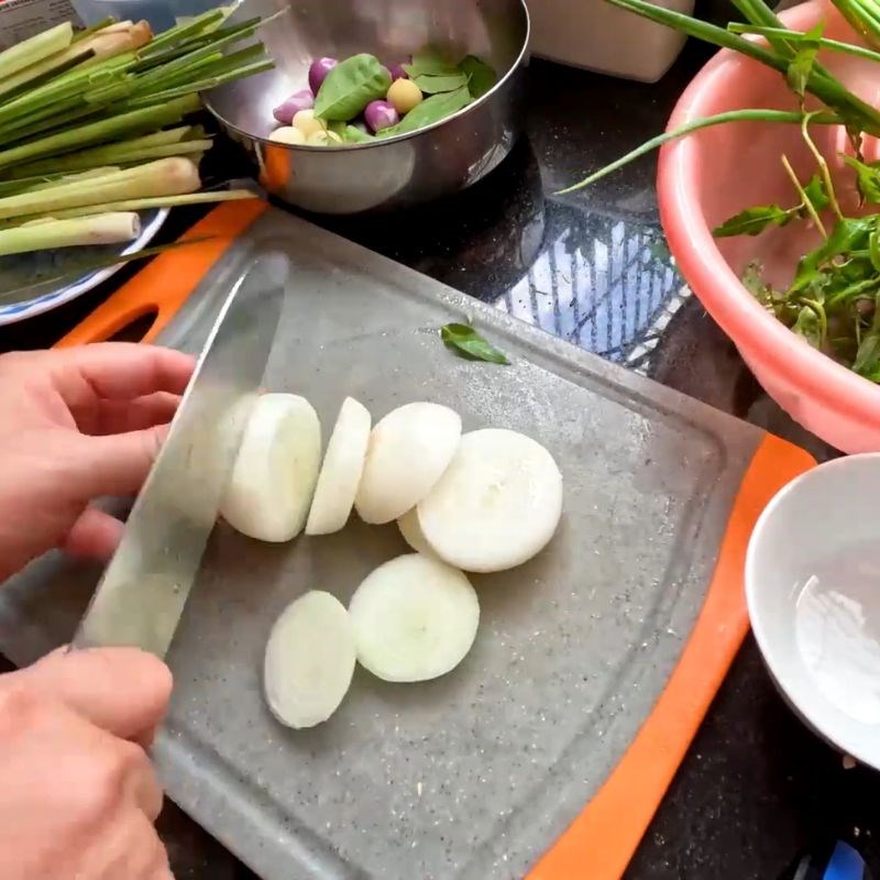 Bước 2 Sơ chế các loại rau thơm và gia vị Gà hấp muối da giòn