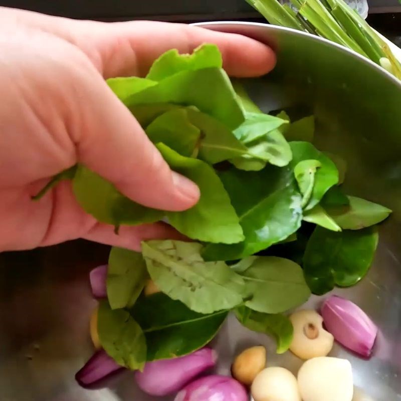 Bước 2 Sơ chế các loại rau thơm và gia vị Gà hấp muối da giòn