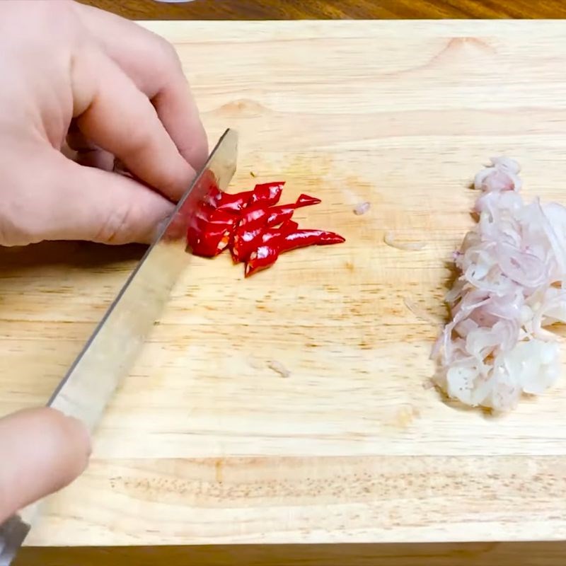 Bước 2 Sơ chế các nguyên liệu khác Thịt heo sốt cà chua