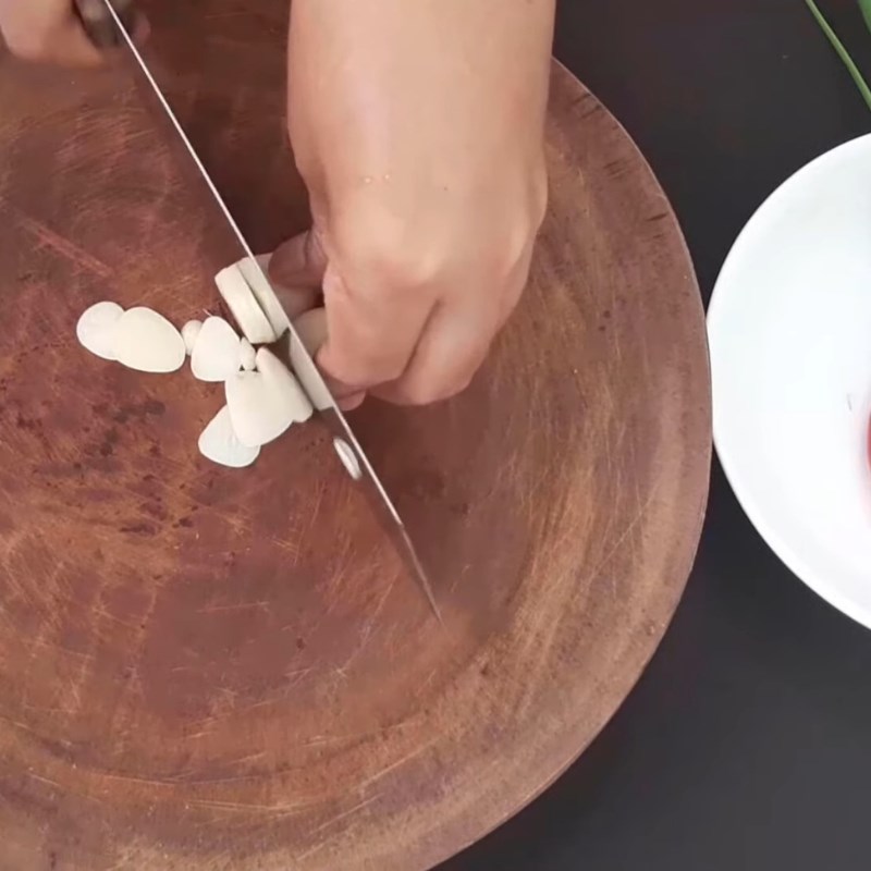 Bước 2 Sơ chế các nguyên liệu khác Mực trứng chiên nước mắm