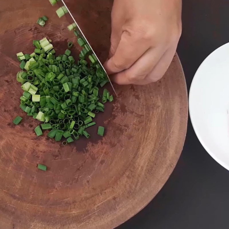 Bước 2 Sơ chế các nguyên liệu khác Mực trứng chiên nước mắm