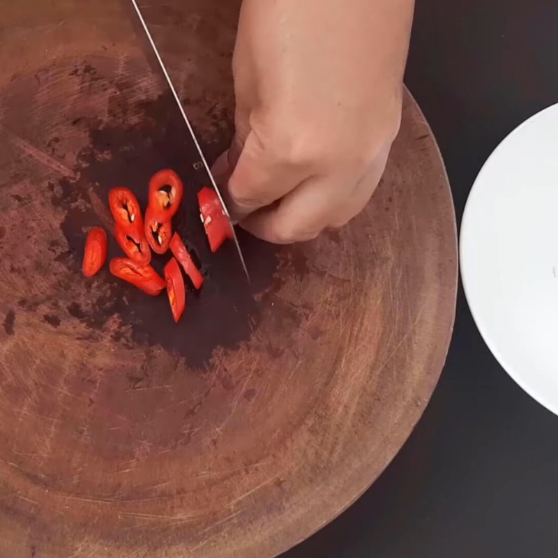 Bước 2 Sơ chế các nguyên liệu khác Mực trứng chiên nước mắm