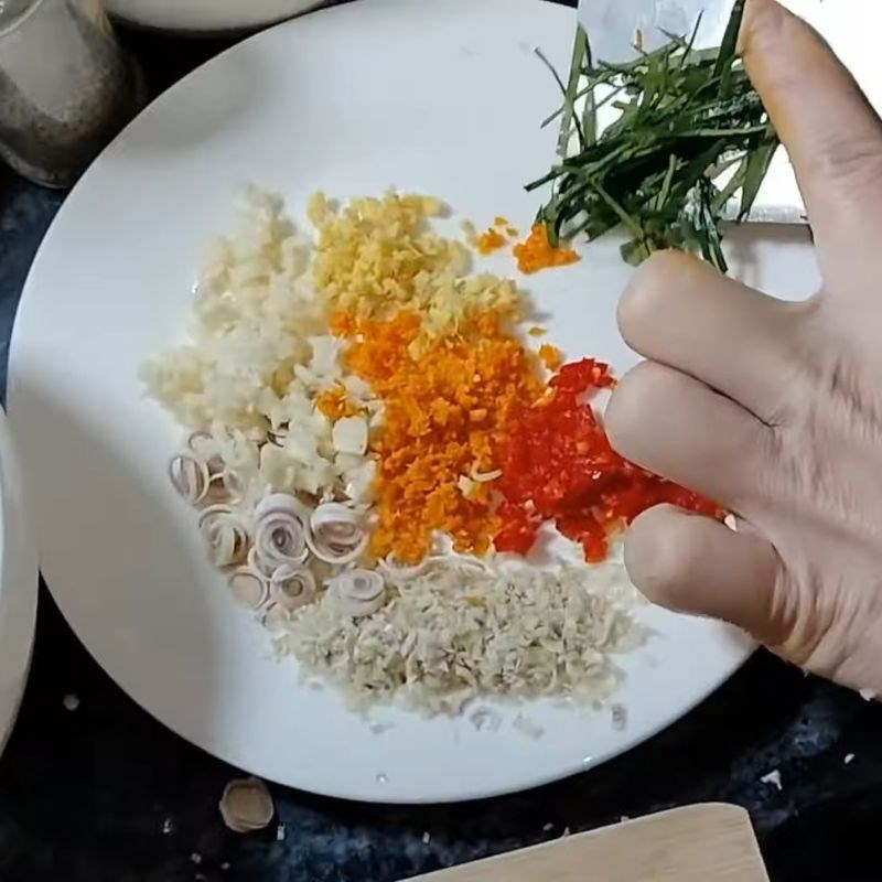 Bước 3 Sơ chế các nguyên liệu khác Ốc vặn xào sả ớt