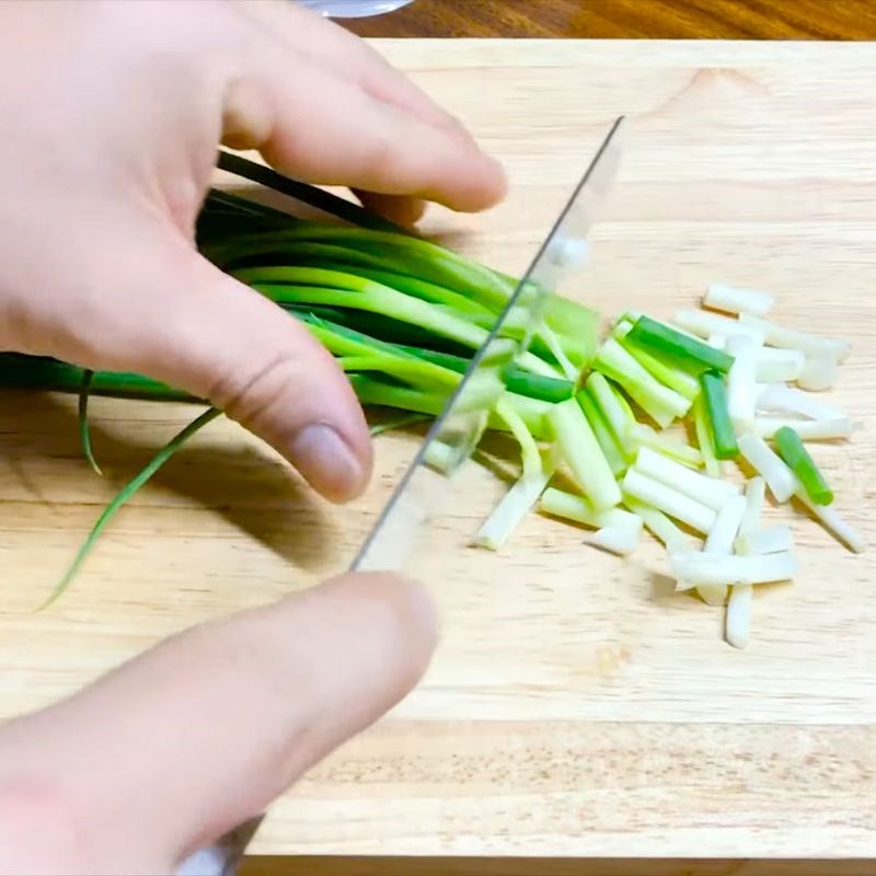 Bước 2 Sơ chế các nguyên liệu khác Thịt heo sốt cà chua