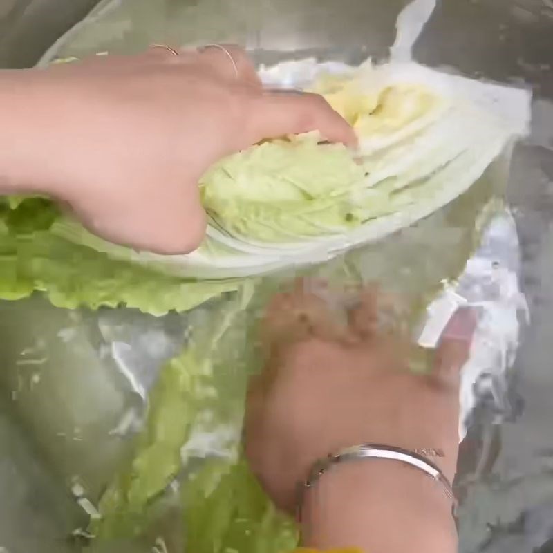 Bước 1 Sơ chế cải thảo Kim chi bằng gói gia vị