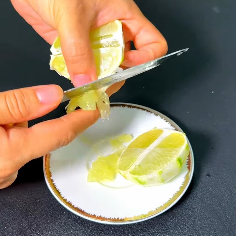 Bước 1 Sơ chế chanh, tỏi, ớt Nước tương tỏi ớt