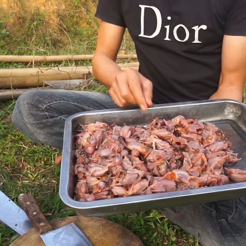 Bước 1 Sơ chế chim sẻ và chuẩn bị nguyên liệu phụ Chim sẻ quay